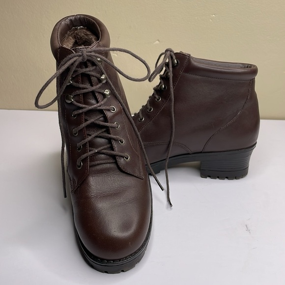 St JOHN’S BAY Brown Leather Lace-Up Ankle Boots Faux Fur Lined Footbed & Insole - Picture 1 of 16